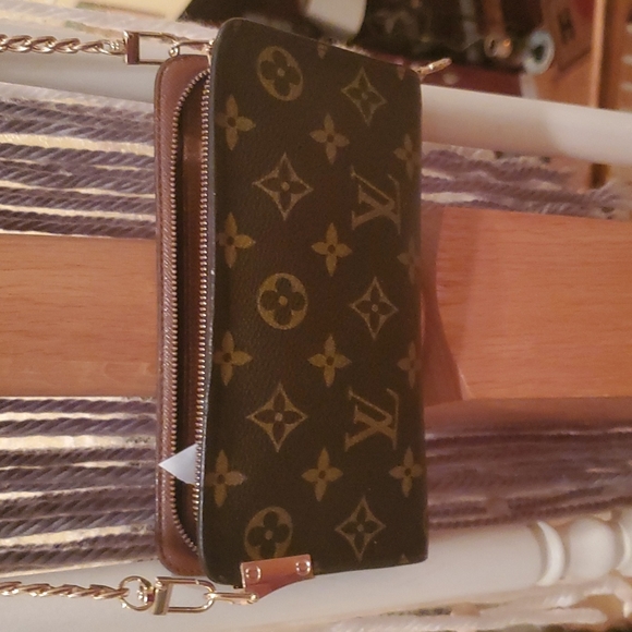 LOUIS VUITTON New Hp new LARGE MOINETE WALLET MADE INTO CROSSBERRY - Picture 2 of 13